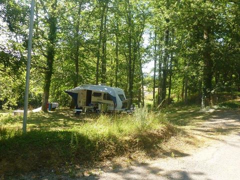 Emplacement - Forfait Confort : Emplacement + voiture + tente/caravane ou camping-car + électricité 10A