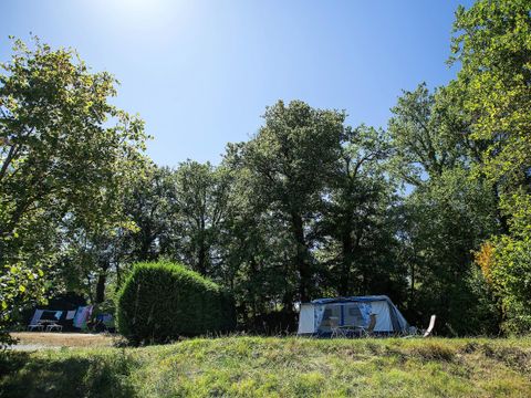 Emplacement - Forfait Confort : Emplacement + voiture + tente/caravane ou camping-car + électricité 10A
