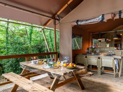 Tente en toile et en bois 6 personnes - Tente LODGE LUXE XL LUXE SAFARI 61m²  3 Chambres - Terrasse couverte