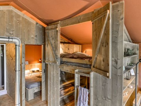 Tente en toile et en bois 6 personnes - Tente LODGE LUXE XL LUXE SAFARI 61m²  3 Chambres - Terrasse couverte