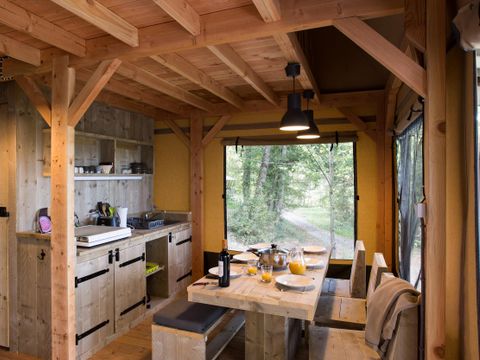 Tente en toile et en bois 6 personnes - Tente SAFARI LODGE OKAVANGO PREMIUM    57 M² / 3 Chambres - Terrasse couverte