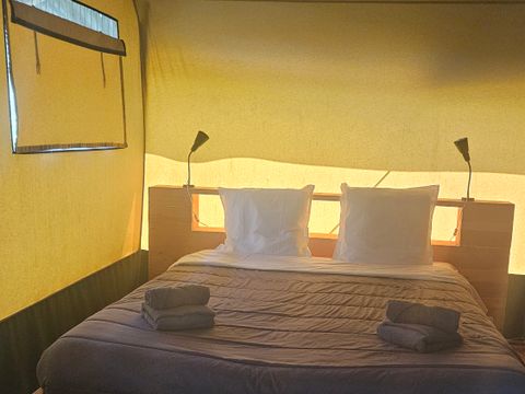 Tente en toile et en bois 5 personnes - Tente SAFARI WOODLODGE 59m² / 2 chambres - terrasse couverte (sanitaires privatifs)