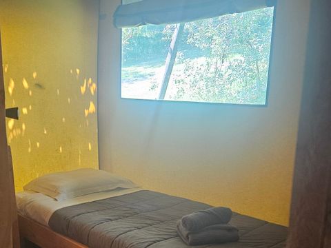 Tente en toile et en bois 5 personnes - Tente SAFARI WOODLODGE 59m² / 2 chambres - terrasse couverte (sanitaires privatifs)