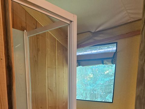 Tente en toile et en bois 5 personnes - Tente SAFARI WOODLODGE 59m² / 2 chambres - terrasse couverte (sanitaires privatifs)