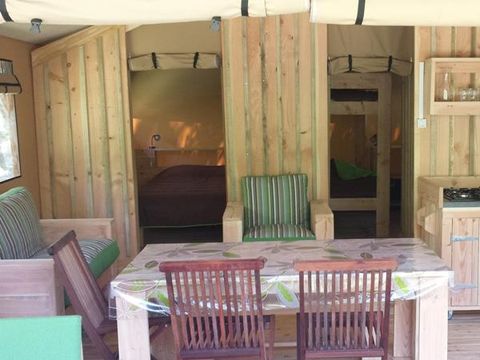 Tente en toile et en bois 5 personnes - Tente SAFARI WOODLODGE 59m² / 2 chambres - terrasse couverte (sanitaires privatifs)
