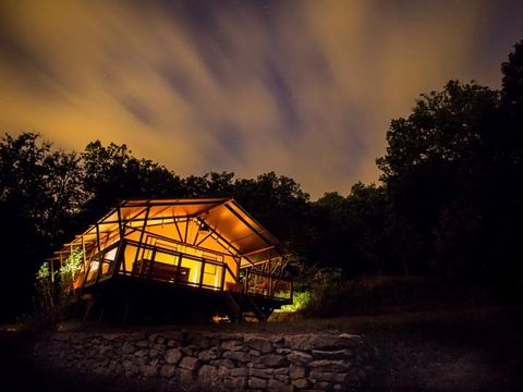 TENTE TOILE ET BOIS 5 personnes - Tente SAFARI WOODLODGE 59m² / 2 chambres - terrasse couverte (sanitaires privatifs)