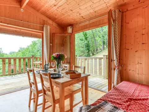 HÉBERGEMENT INSOLITE 5 personnes - CABANE dans les arbres 24m² / 1 chambre - terrasse couverte