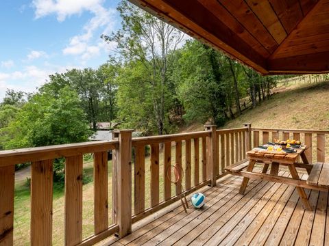 Hébergement 5 personnes - CABANE dans les arbres 24m² / 1 chambre - terrasse couverte