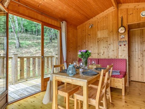 HÉBERGEMENT INSOLITE 5 personnes - CABANE dans les arbres 24m² / 1 chambre - terrasse couverte