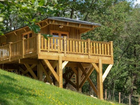 Hébergement 5 personnes - CABANE dans les arbres 24m² / 1 chambre - terrasse couverte