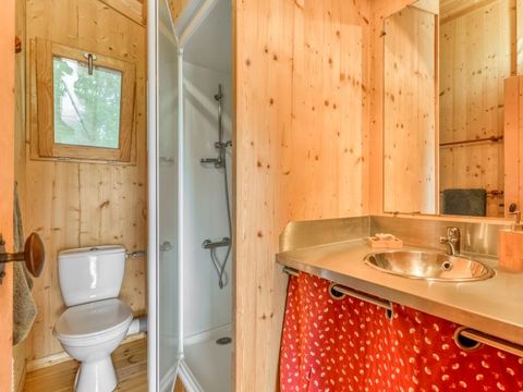HÉBERGEMENT INSOLITE 5 personnes - CABANE dans les arbres 24m² / 1 chambre - terrasse couverte