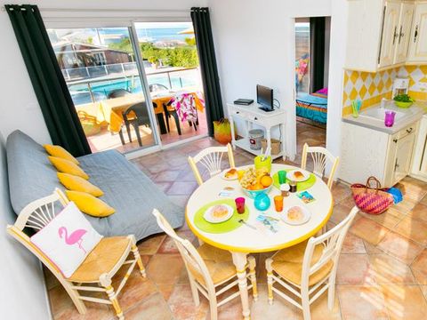 Appartement 4 personnes - 3 pièces - Mezzanine 45m² - 2 chambres - Climatisation et TV - Vue mer et piscine