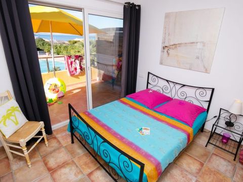 Appartement 4 personnes - 3 pièces - Mezzanine 45m² - 2 chambres - Climatisation et TV - Vue mer et piscine