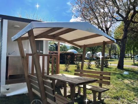 Emplacement - Camping Premium : 2 P + Electricité+ sanitaire privé