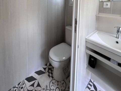 Emplacement - Camping Premium : 2 P + Electricité+ sanitaire privé