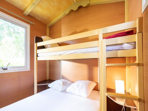 HÉBERGEMENT INSOLITE 4 personnes - ROULOTTE - sans sanitaires 18 m²