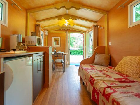 HÉBERGEMENT INSOLITE 4 personnes - ROULOTTE - sans sanitaires 18 m²