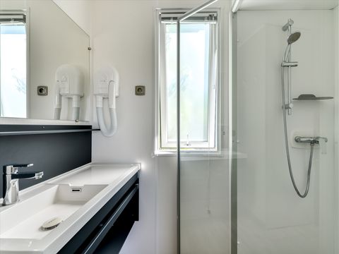MOBILHOME 4 personnes - Mobil home Premium Plus 32m²-2 chambres - 2SDB+TV+Clim+Draps+Serviettes+Lits faits+Ménage final incl 4 pers