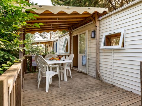 MOBILHOME 6 personnes - Homair mobil homes au camping de la Méditerranée Classic XL | 2 Ch. | 4/6 Pers. | Terrasse surélevée | Clim.