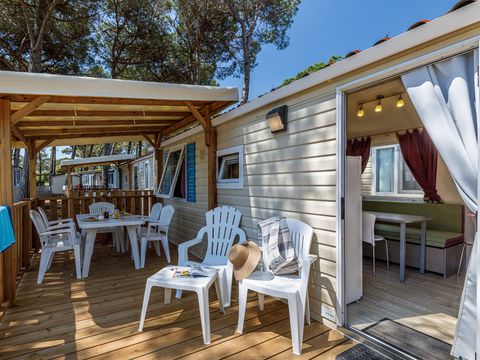 MOBILHOME 6 personnes - Homair mobil homes au camping de la Méditerranée l Comfort | 2 Ch. | 4/6 Pers. | Terrasse surélevée | Clim.