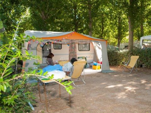 Emplacement - CONFORT + 1 voiture + tente ou caravane + électricité
