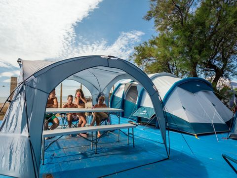 Emplacement - CONFORT + 1 voiture + tente ou caravane + électricité