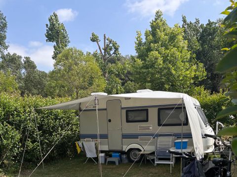 Emplacement - Emplacement Essentiel 5 amp ( tente, caravane ou camping-car / 1 voiture)