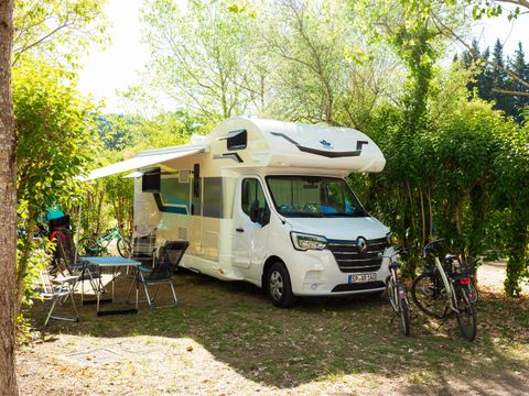 Emplacement - Emplacement Essentiel 5 amp ( tente, caravane ou camping-car / 1 voiture)
