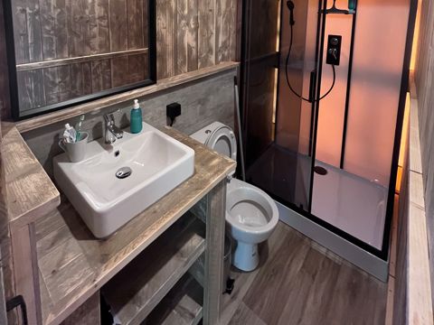 Tente en toile et en bois 4 personnes - Insolite Confort (2 chambres,WC/SDB)