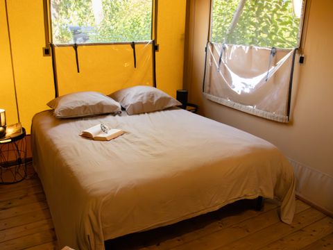 Tente en toile et en bois 4 personnes - Insolite Confort (2 chambres,WC/SDB)