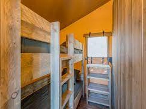 Tente en toile et en bois 4 personnes - Insolite Confort (2 chambres,WC/SDB)
