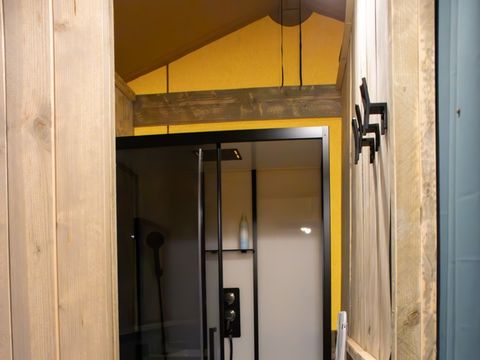 Tente en toile et en bois 4 personnes - Insolite Confort (2 chambres,WC/SDB)
