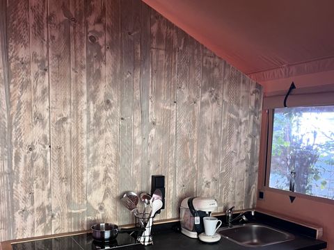Tente en toile et en bois 4 personnes - Insolite Confort (2 chambres,WC/SDB)