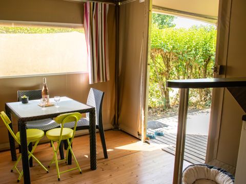Bungalow toilé 4 personnes - Insolite Team Essentiel: 3 chambres, SDB, Cuisine et dépendance tente avec lit double - prix pour 4 personnes