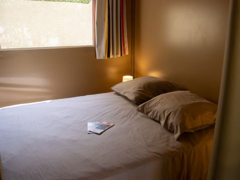 Bungalow toilé 4 personnes - Insolite Team Essentiel: 3 chambres, SDB, Cuisine et dépendance tente avec lit double - prix pour 4 personnes