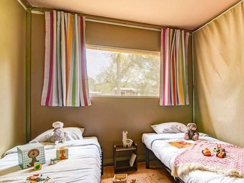 BUNGALOW TOILÉ 6 personnes - Insolite Team Essentiel:  3 chambres, SDB, Cuisine et dépendance tente avec lit double