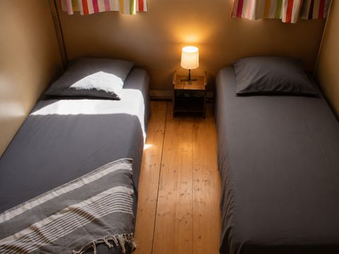 Bungalow toilé 4 personnes - Insolite Team Essentiel: 3 chambres, SDB, Cuisine et dépendance tente avec lit double - prix pour 4 personnes