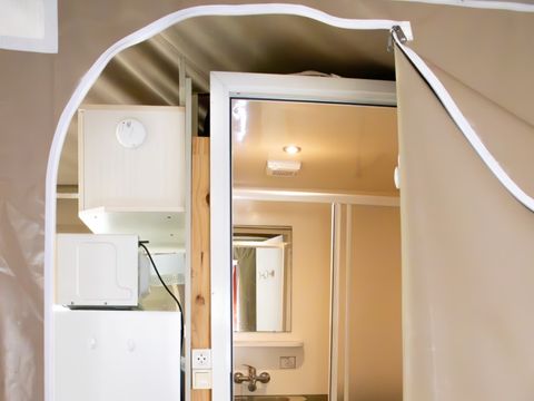 Bungalow toilé 4 personnes - Insolite Team Essentiel: 3 chambres, SDB, Cuisine et dépendance tente avec lit double - prix pour 4 personnes