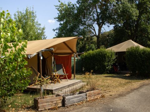 Bungalow toilé 4 personnes - Insolite Team Essentiel: 3 chambres, SDB, Cuisine et dépendance tente avec lit double - prix pour 4 personnes