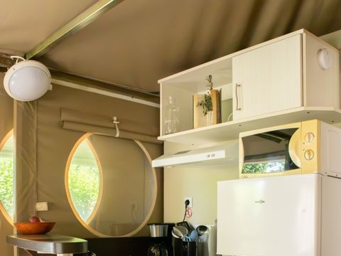 Bungalow toilé 4 personnes - Insolite Team Essentiel: 3 chambres, SDB, Cuisine et dépendance tente avec lit double - prix pour 4 personnes
