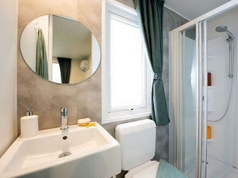 MOBILHOME 8 personnes - Comfort | 4 Ch. | 8 Pers. | Terrasse surélevée | Cuisine extérieure | 2 SDB | Clim.