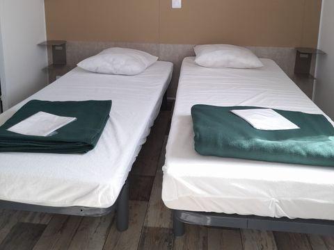 MOBILHOME 4 personnes - confort 2 chambres/2 salles d'eau/2wc MOBILHOME 4 personnes - confort 2 chambres/2 salles d'eau/2wc