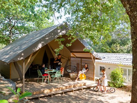 Tente en toile et en bois 4 personnes - Lodge Safari (Photos non contractuelles : en cours d'installation)