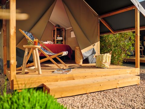 Tente en toile et en bois 2 personnes - Mini-Lodge (Photos non contractuelles : en cours d'installation)