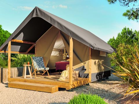 Tente en toile et en bois 2 personnes - Mini-Lodge (Photos non contractuelles : en cours d'installation)