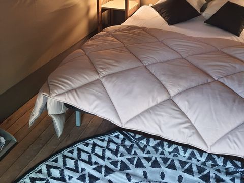 Tente en toile et en bois 2 personnes - Mini-Lodge (Photos non contractuelles : en cours d'installation)