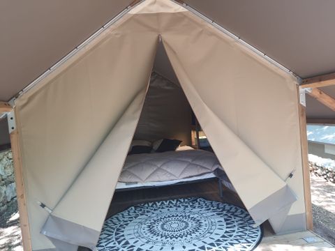 Tente en toile et en bois 2 personnes - Mini-Lodge (Photos non contractuelles : en cours d'installation)