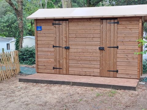 Emplacement - Forfait Premium : emplacement 10A équipé d'une Freecamp (cabane avec sanitaires)