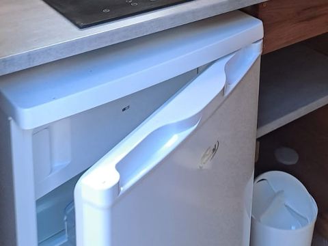 Emplacement - Forfait Premium : emplacement 10A équipé d'une Freecamp (cabane avec sanitaires)