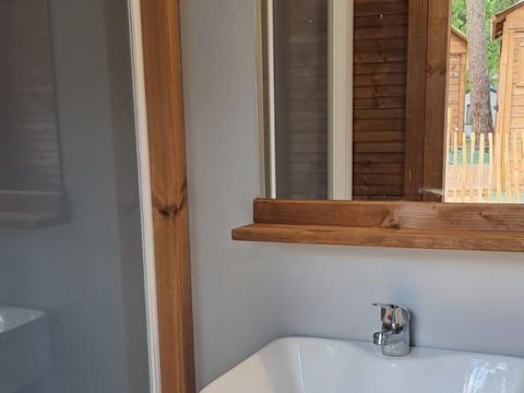 Emplacement - Forfait Premium : emplacement 10A équipé d'une Freecamp (cabane avec sanitaires)